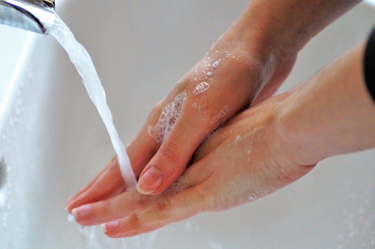 •	Pratique o distanciamento físico e lave as mãos com água e sabão antes de sair de casa, quando chegar ao local  onde se exercitará e após terminar a sessão de exercício.