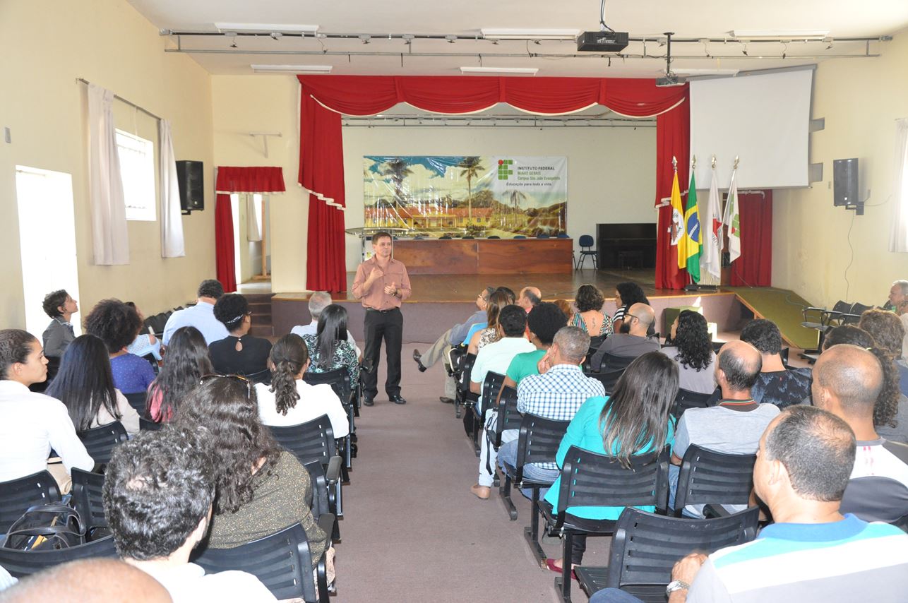 Reunião realizada com os servidores do Campus São João Evangelista