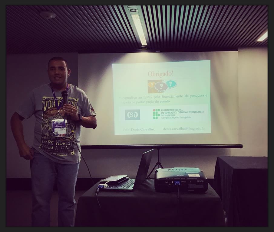 Imagem do professor apresentando o trabalho no VI ENCompIF