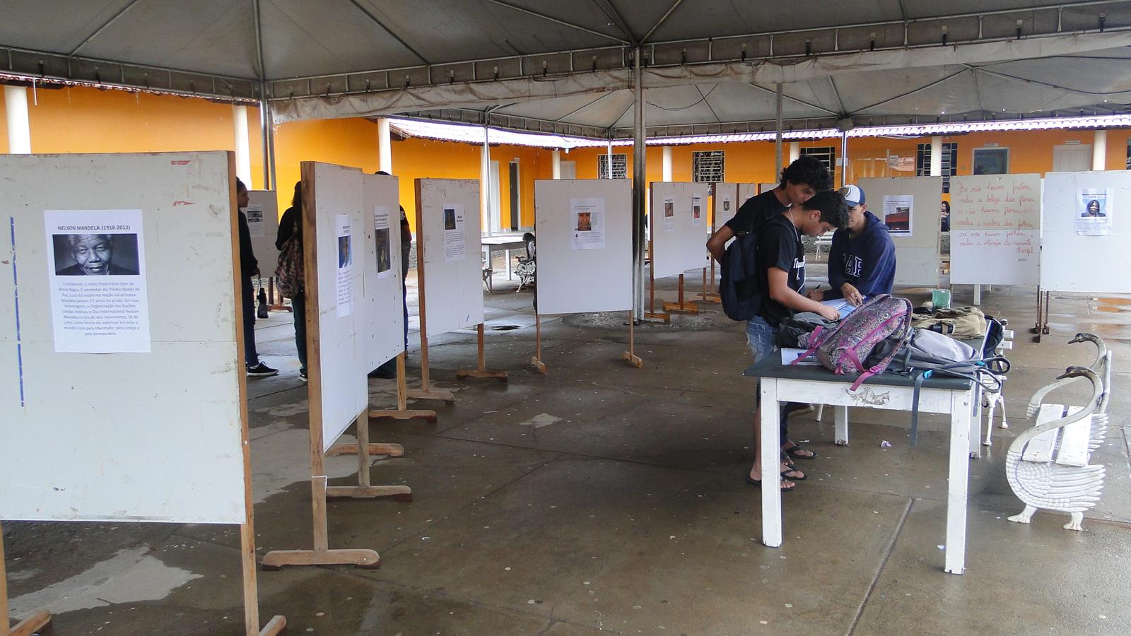 Exposição de fotos e informações de identidades negras famosas no pátio do Prédio I