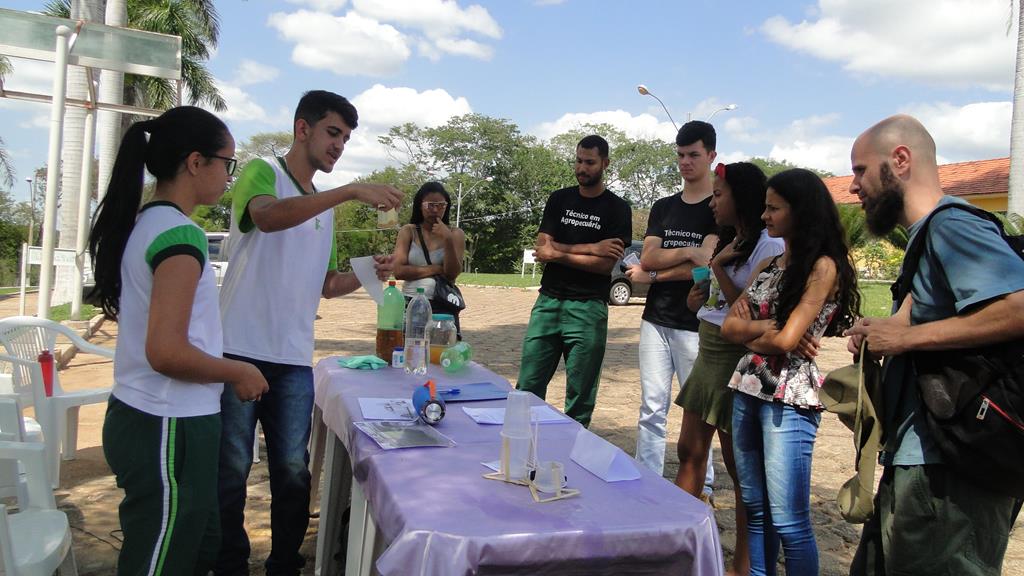 Alunos apresentam trabalhos na IX Feira de Ciências