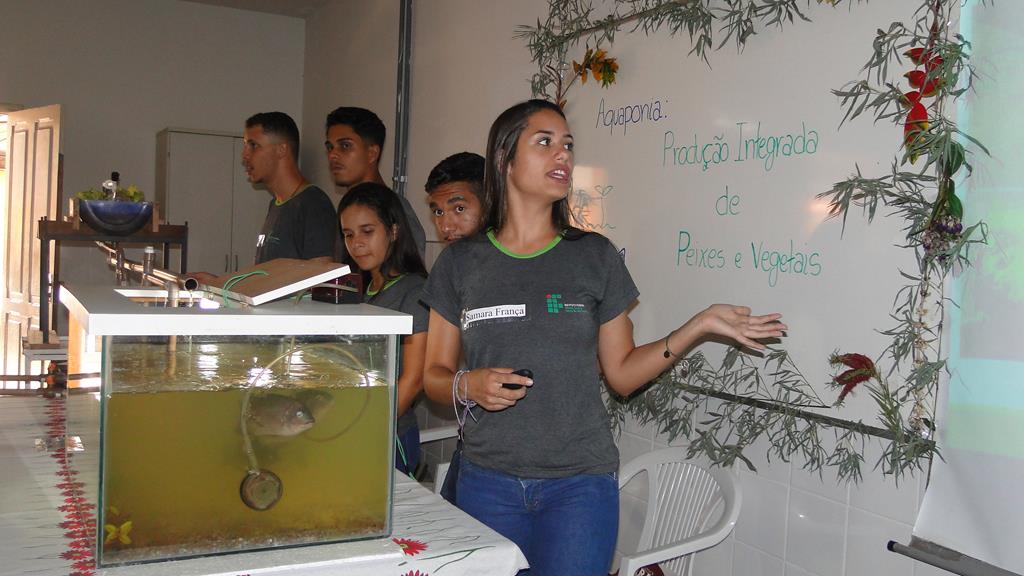 Alunos apresentam trabalhos na IX Feira de Ciências
