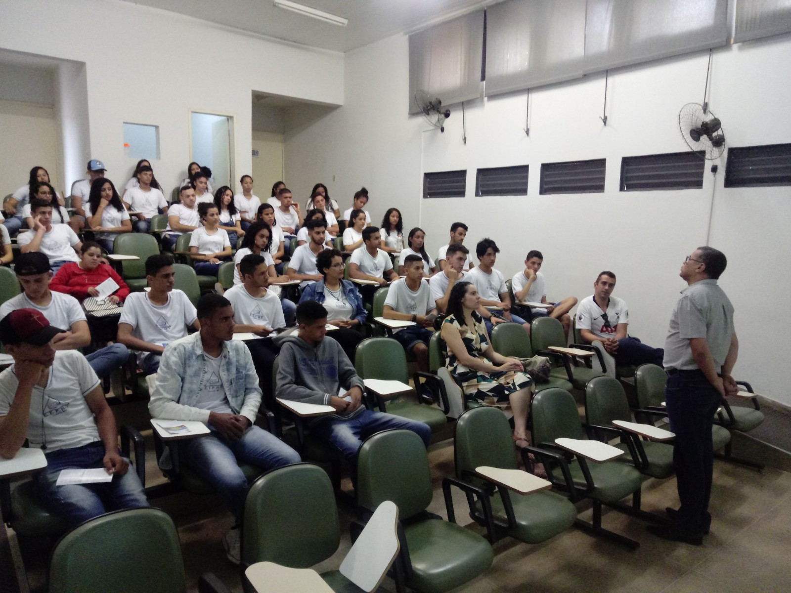 Alunos da E.E. Professora Heroína Torres são recepcionados pelo Diretor-geral em visita ao campus