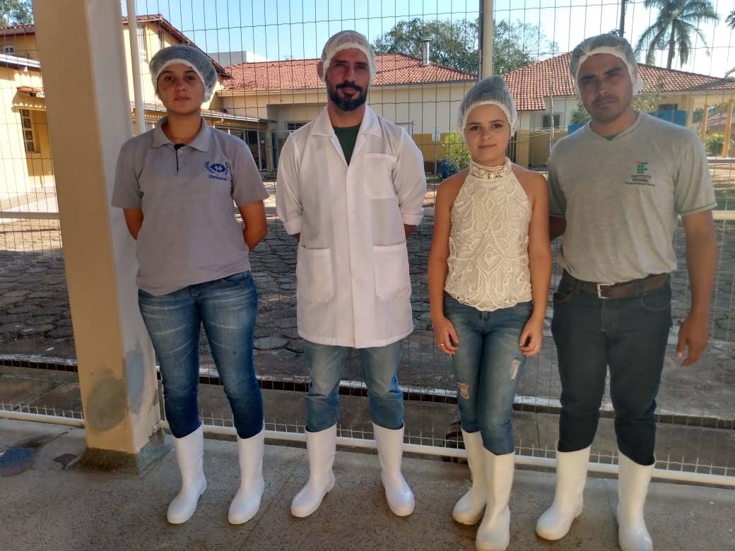 Imagem da visita dos alunos ao setor da Agroindústria