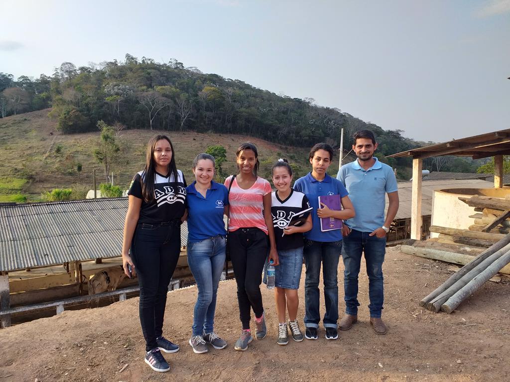 Imagem da visita dos alunos ao setor de Bovinocultura
