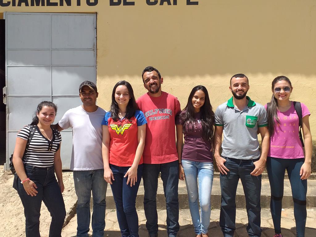 Imagem da visita dos alunos ao setor de Cafeicultura