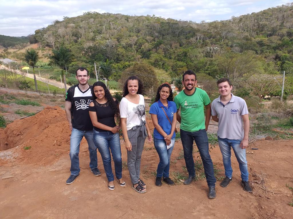 Imagem da visita dos alunos ao setor de Fruticultura