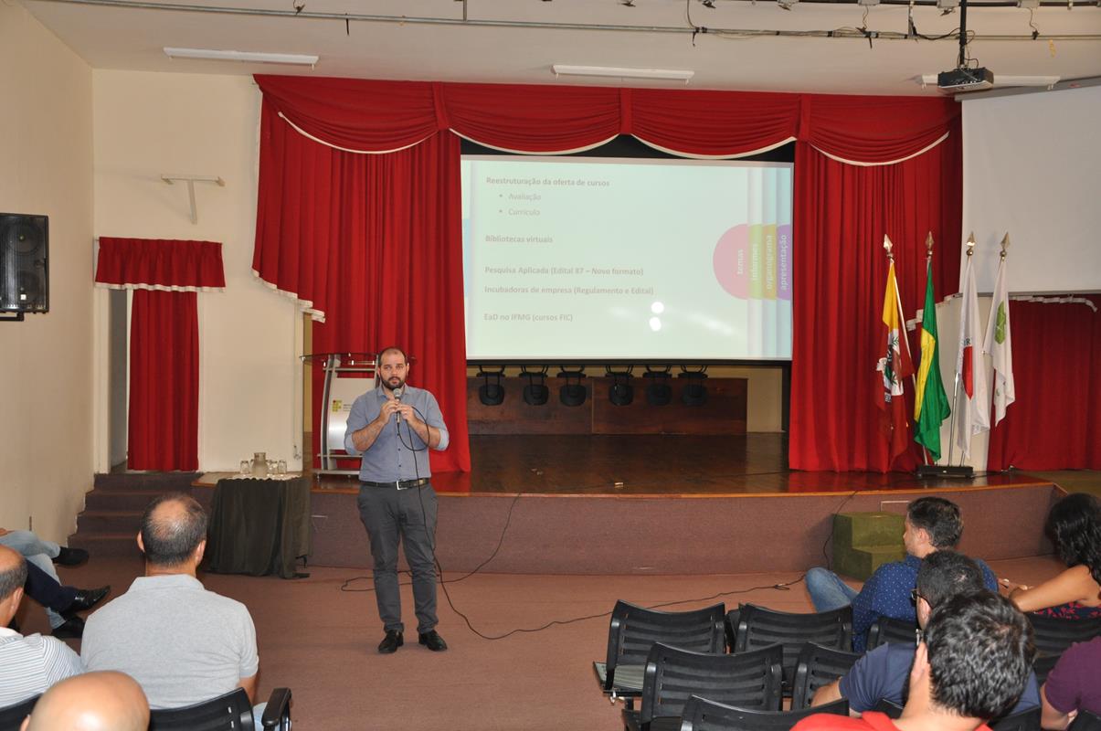 Equipe de dirigentes da reitoria se reúne com servidores do campus