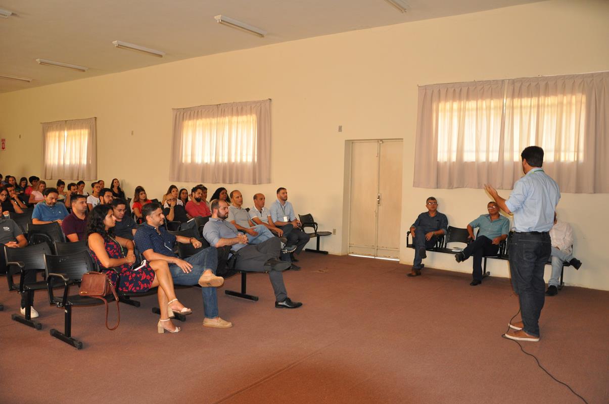 Equipe de dirigentes do campus se reúne com servidores do campus