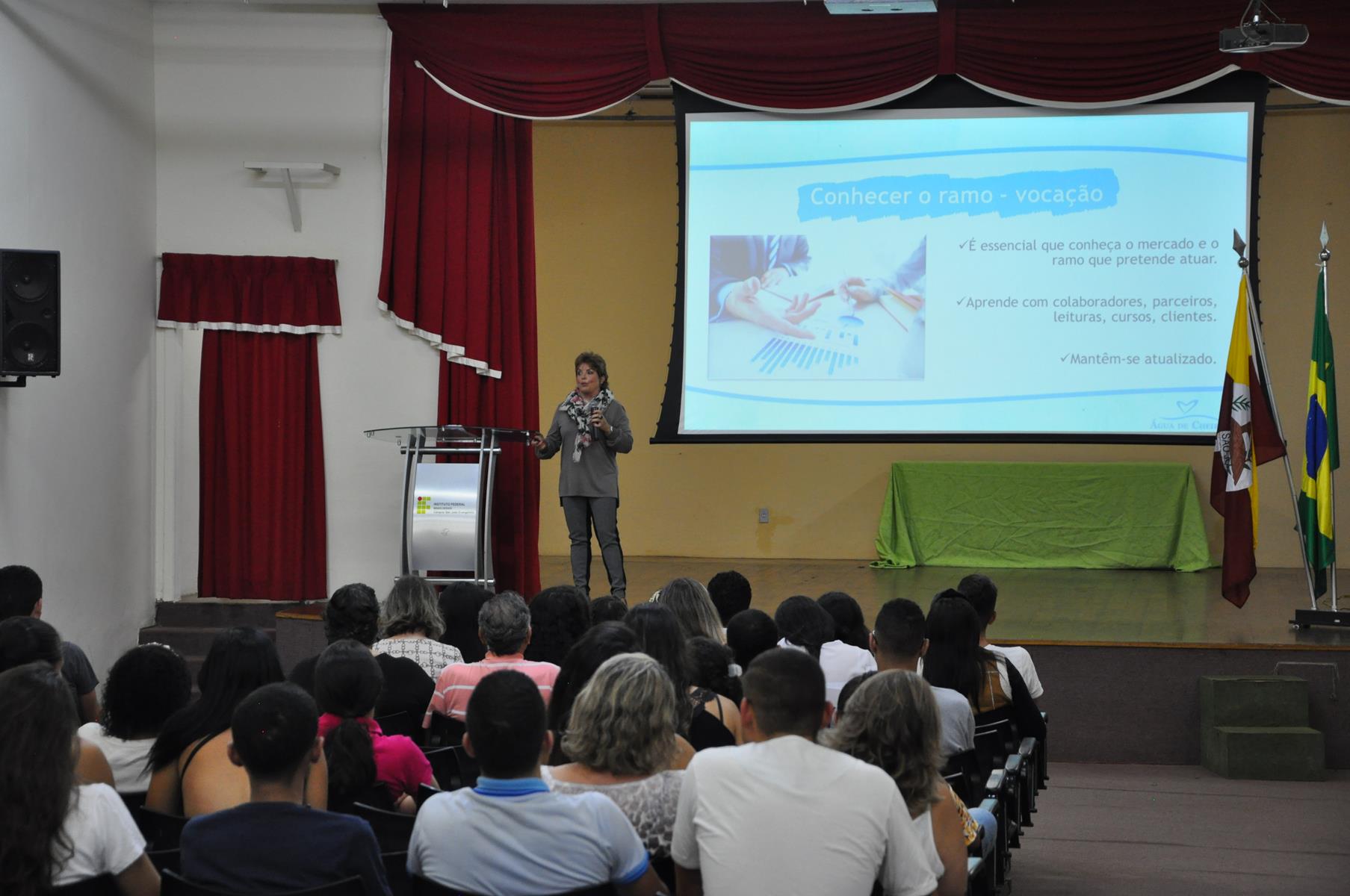 Empresária Beth Pimenta apresenta palestra aos participantes da aula inaugural