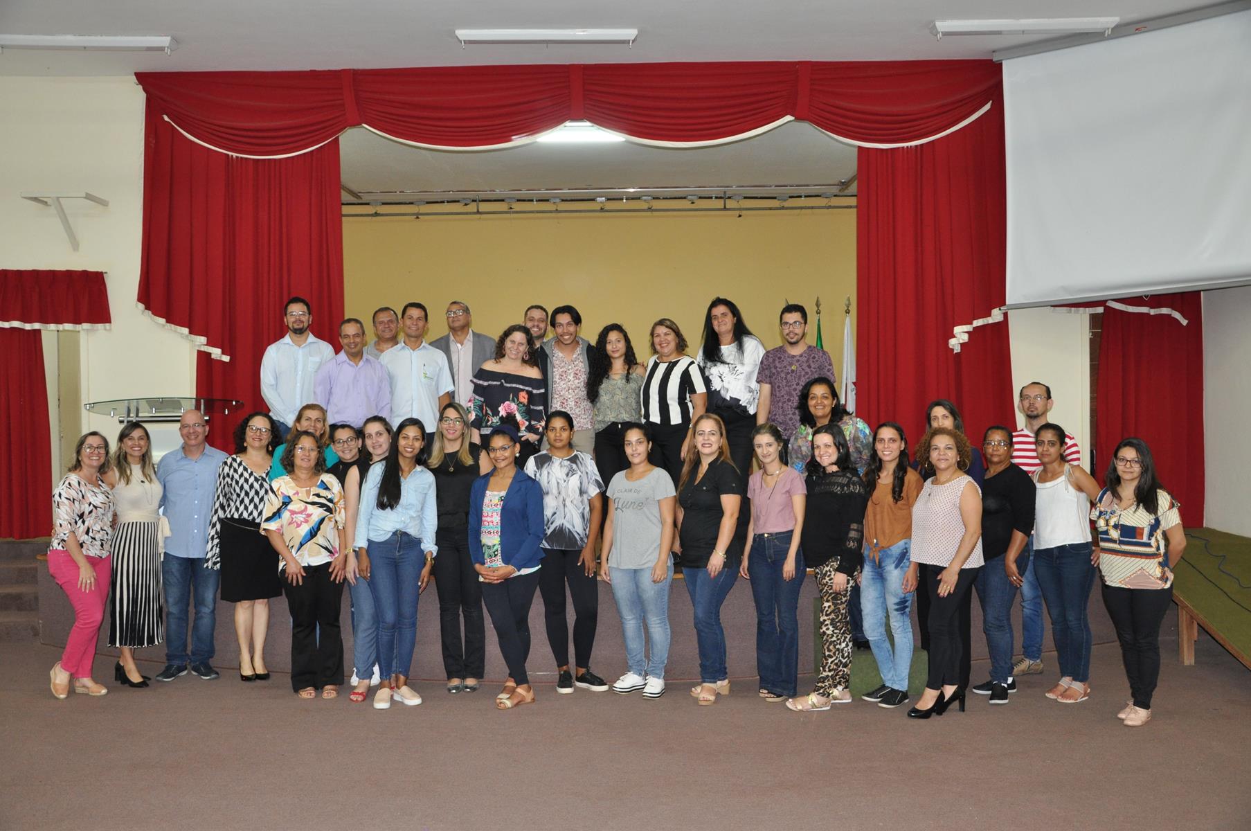Alunos do curso de Especialização em Ensino e Tecnologias Educacionais junto aos coordenadores do curso, docentes, coordenadores e diretor do Campus São João Evangelista