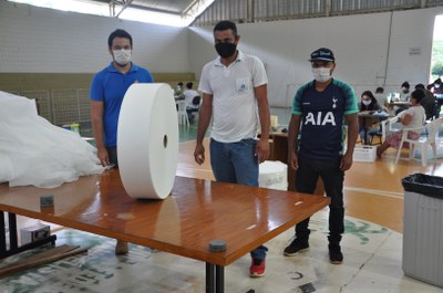 De acordo com Alisson Carvalho, professor que coordena a iniciativa, o campus está utilizando o tecido TNT para a produção.