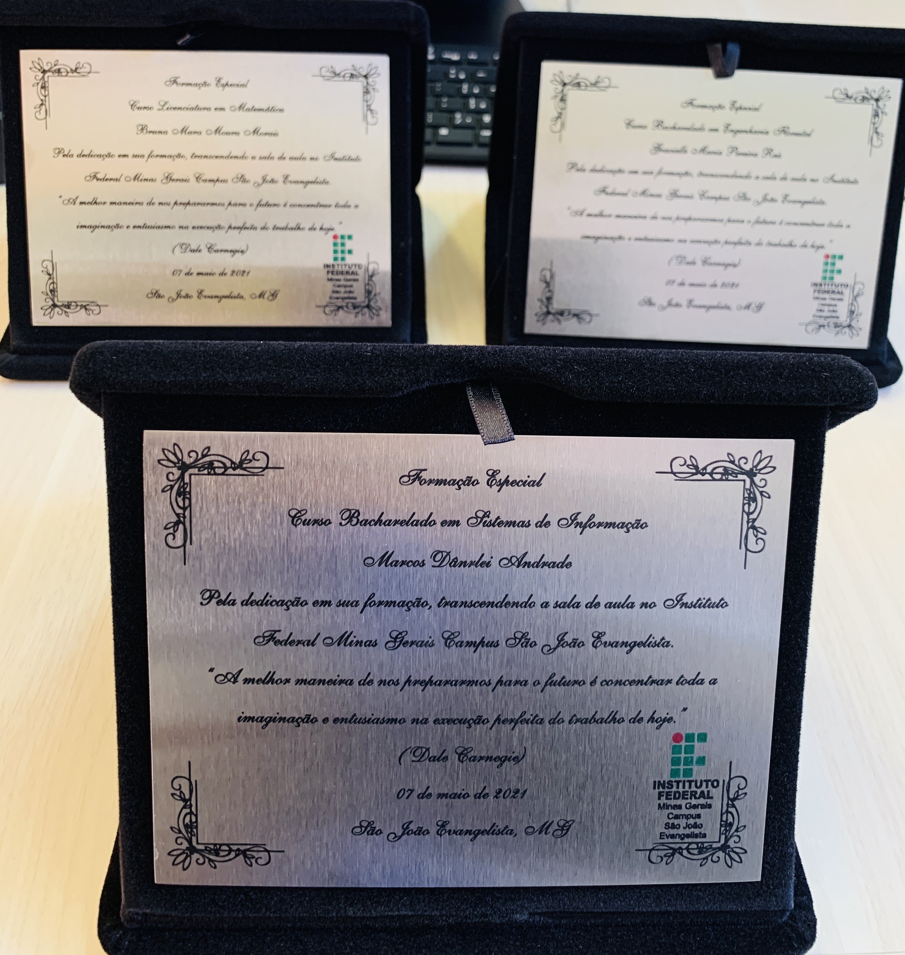 Placas de destaque