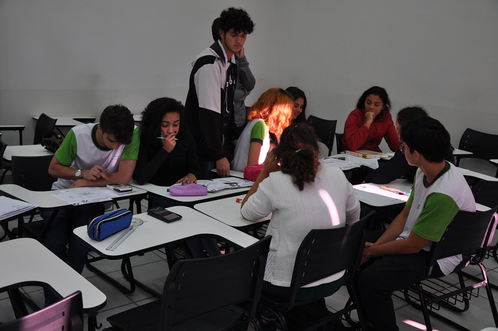 Alunos do campus realizando a prova da OIMSF