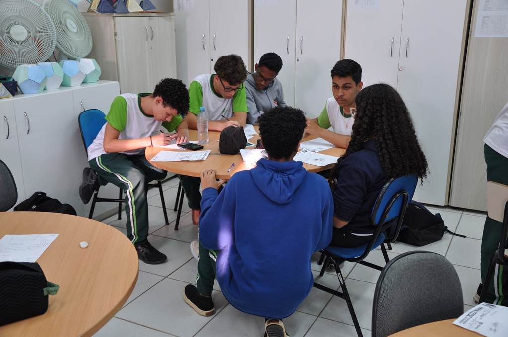 Alunos do campus realizando a prova da OIMSF