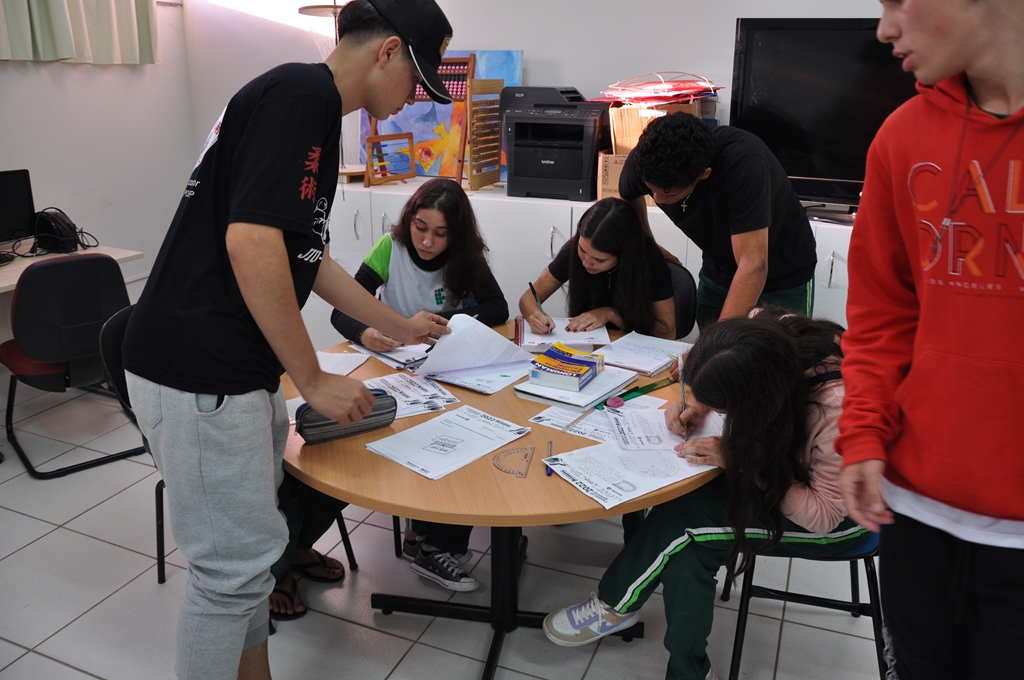 Alunos do campus realizando a prova da OIMSF