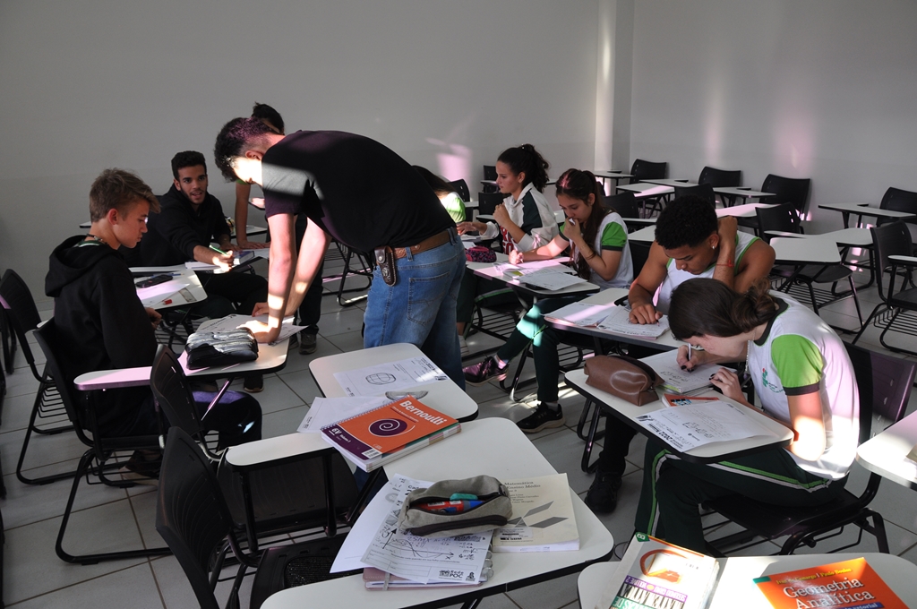Alunos do campus realizando a prova da OIMSF