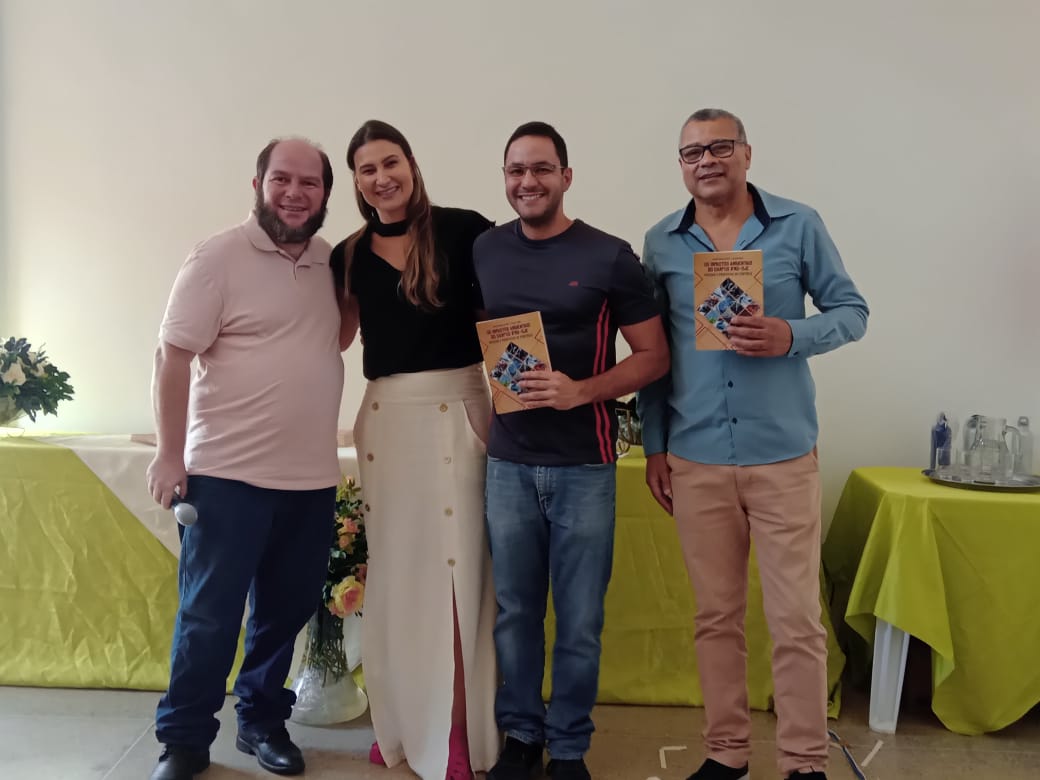foto dos autores com o diretor e coordenador